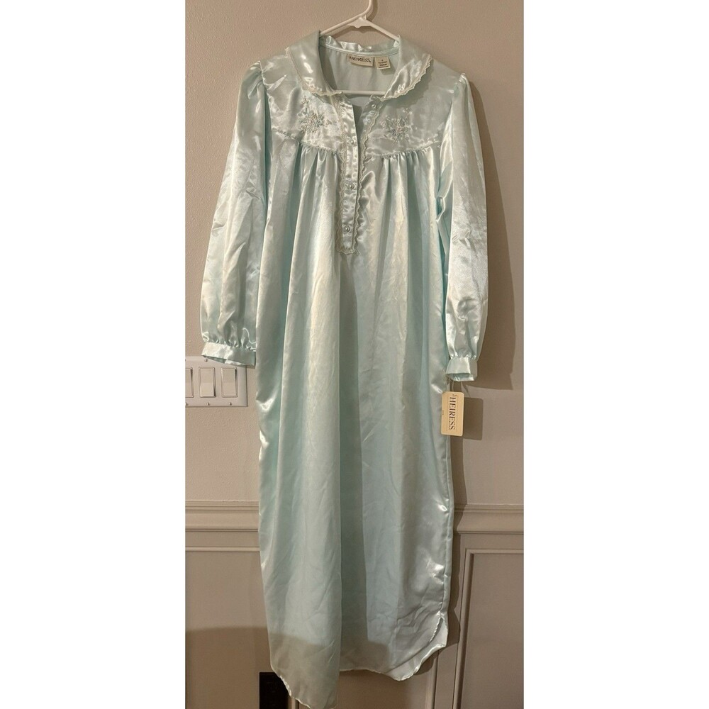 NWT Small silky Polyester/cotton nightgown by Heiress pale mint green